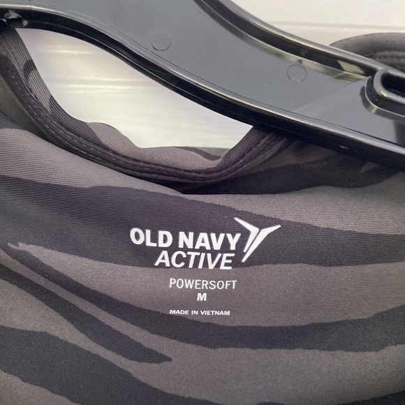 Old Navy Power Soft Biker Shorts Size Medium - Picture 2 of 3